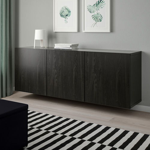 Combinación de armario BESTÅ negro con tres puertas, pared gris, láminas artísticas, alfombra de rayas blancas y negras, lámpara, libros, cortinas. Grande, hasta el suelo.