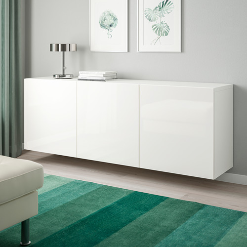 Combo de armario de pared BESTÅ, diseño moderno, ahorra espacio en el suelo, con manijas minimalistas, lámpara, libros y estampados botánicos.