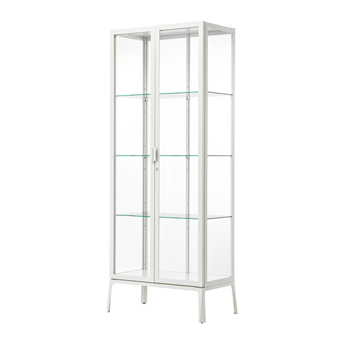 Mueble con puerta de cristal MILSBO en color blanco. Diseño minimalista y elegante con estantes de vidrio ajustables. Úselo para visualización o almacenamiento seguro.