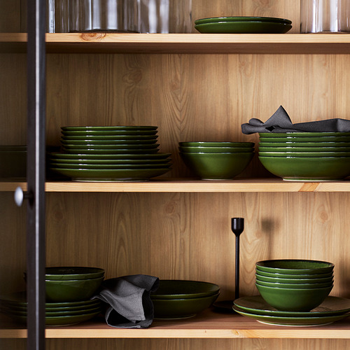 Estanterías de madera con gres PELARKAKTUS: platos, cuencos, tazas y vela.