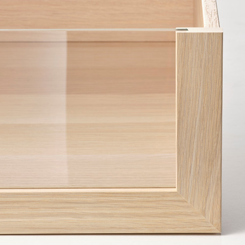 Primer plano del borde del cajón de madera clara, acabado liso, diseño moderno.