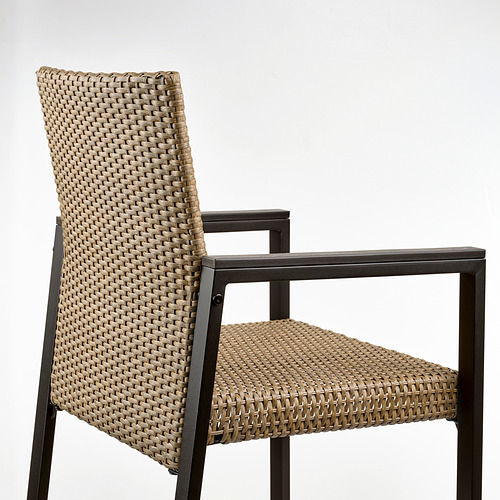 Silla de exterior moderna con asiento y respaldo tejidos, estructura robusta de metal negro, diseño cómodo.