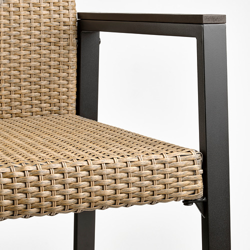 Una silla de patio moderna con una estructura de metal negro y un asiento y respaldo tejidos intrincados. La artesanía es evidente, prometiendo durabilidad y comodidad.