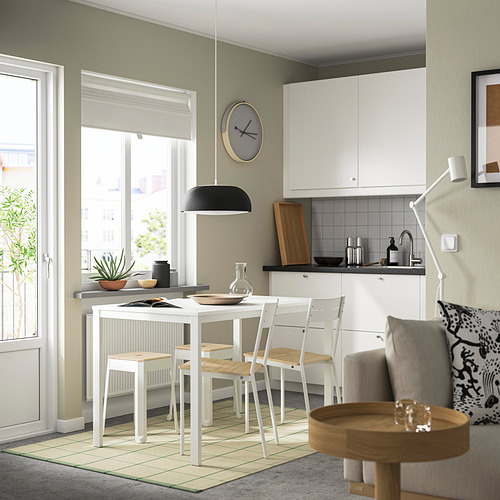 Cocina moderna con taburetes TRÄNNÖ. Patas metálicas cuadradas, apilables y robustas, asientos de madera. Diseño minimalista.