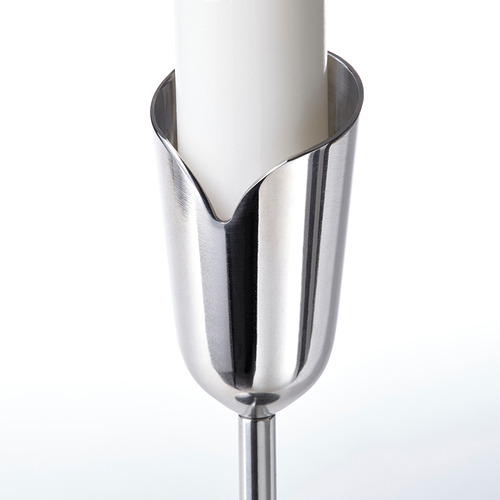 Elegante candelabro de acero inoxidable con un elegante diseño en forma de pétalo. Sostiene la vela blanca de forma segura, reflejando la luz con gracia.