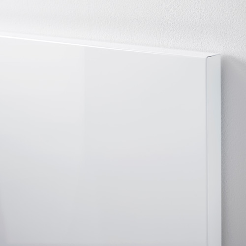Un tablero de notas blanco montado en una pared. La superficie lisa y los bordes limpios indican alta calidad.