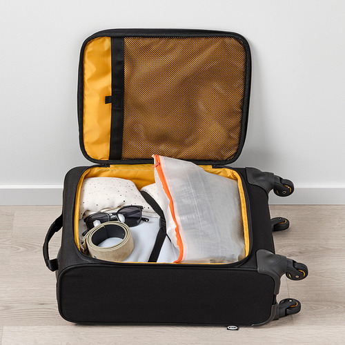 Maleta abierta, llena de ropa y artículos, lista para viajar.