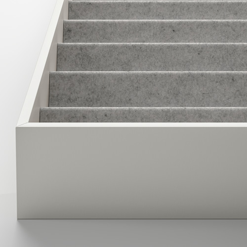 Modernos escalones grises con bordes limpios y lisos. La escalera se muestra en primer plano, se centra en un diseño elegante.