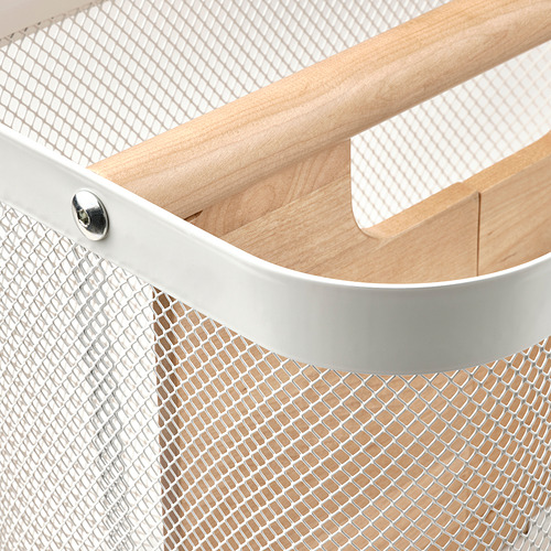 Primer plano de una elegante cesta de almacenamiento con divisor de madera y malla metálica, que muestra materiales y diseño de alta calidad.