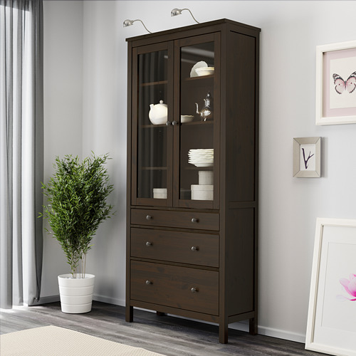 Vitrina de madera oscura con muebles, con cajones y puertas de cristal.