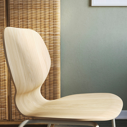 Silla de madera clara con acabado liso, apoyada en la división tejida.