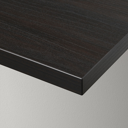 Estante de pared con acabado de madera oscura con borde elegante y biselado. Diseño elegante y moderno para exponer artículos.