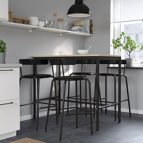 Cocina moderna con taburetes YNGVAR negros. Redondeado, chapa de haya, duradero, complementa la decoración, cuelga para facilitar la limpieza.