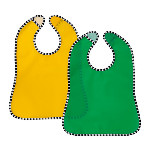 Dos coloridos baberos para bebés, uno amarillo y otro verde, con bordes a cuadros y aberturas en el cuello, hechos con materiales reciclados.