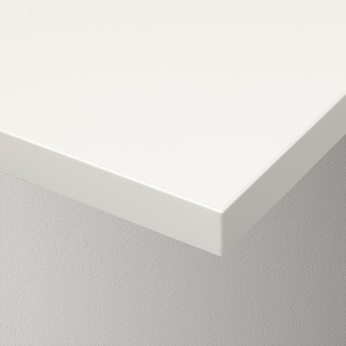Estante de pared blanco, bordes lisos y biselados, diseño limpio.