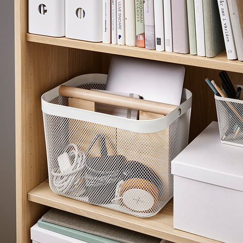 Cesta de almacenamiento de malla en el estante, que sostiene la computadora portátil y los artículos de madera, organizada con divisor, ideal para el trabajo o el hogar.