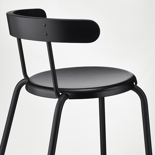 Silla moderna de color negro con respaldo y asiento redondeados, patas metálicas, fácil de limpiar y apilar.