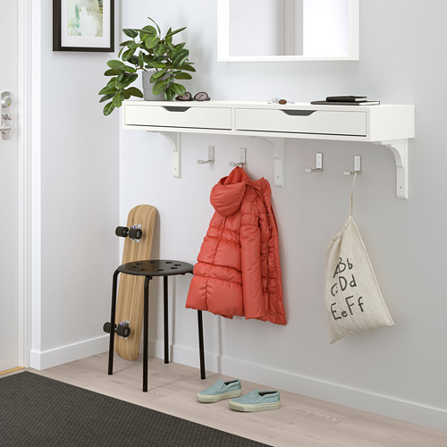 Estantería de pared EKBY ALEX, blanca, con 2 cajones, chaqueta roja colgante, taburete negro, alfombrilla y llaves de casa.
