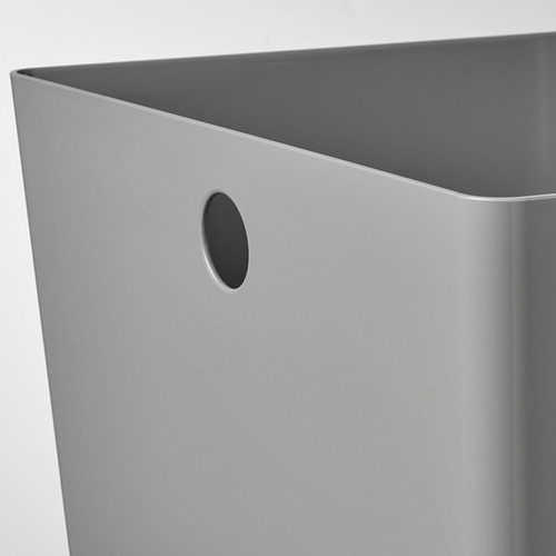 Un cubo de almacenamiento alto, rectangular, de plástico gris con un acabado liso y un asa circular recortada para facilitar su transporte.