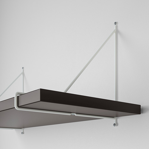 Estantería moderna de pared con soportes metálicos blancos. Dos estantes oscuros, uno inclinado y otro plano, firmemente fijados a una pared blanca.