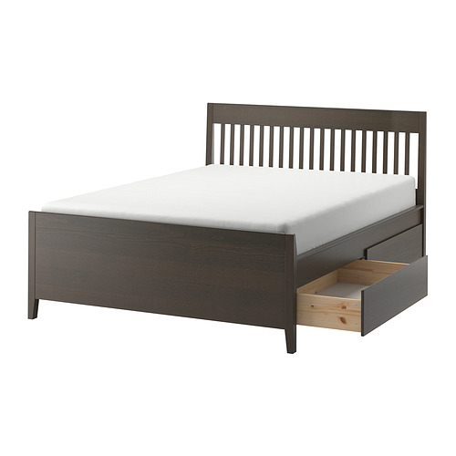 Estructura de cama IDANÄS: marrón oscuro, cabecero de listones, cajones empotrados, diseño limpio.
