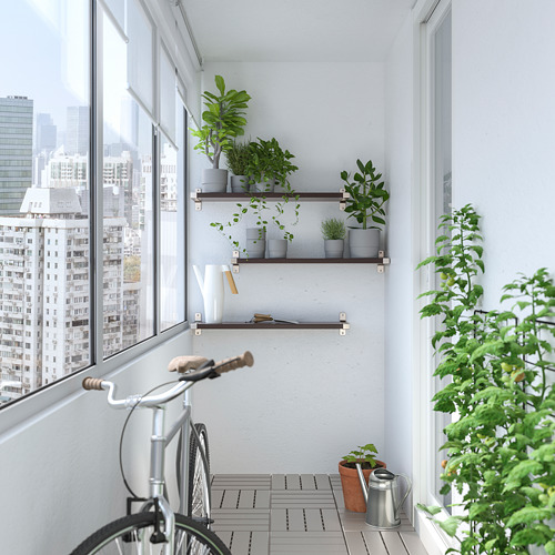Habitación luminosa con vista a la ciudad, plantas, bicicleta.