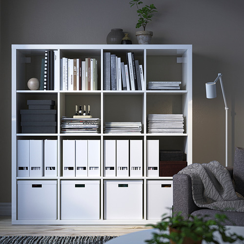 Estantería blanca KALLAX con libros, cajas, decoración. Moderno, alto, se adapta a habitaciones grandes.