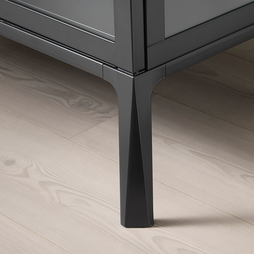Pata de armario con puerta de cristal MILSBO gris oscuro, elegante, robusta, montada sobre suelo de madera clara.
