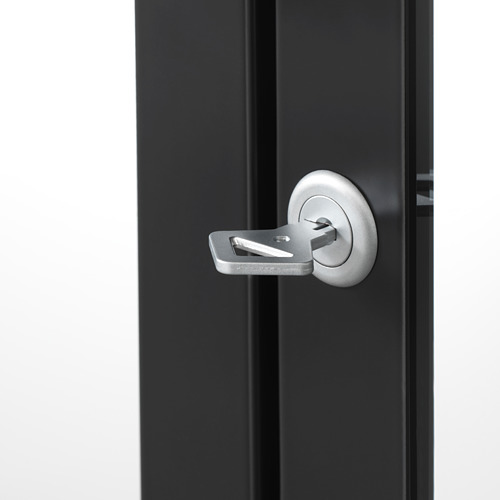 Cerradura redonda plateada con llave insertada en la puerta de metal negro, con un diseño seguro y elegante.