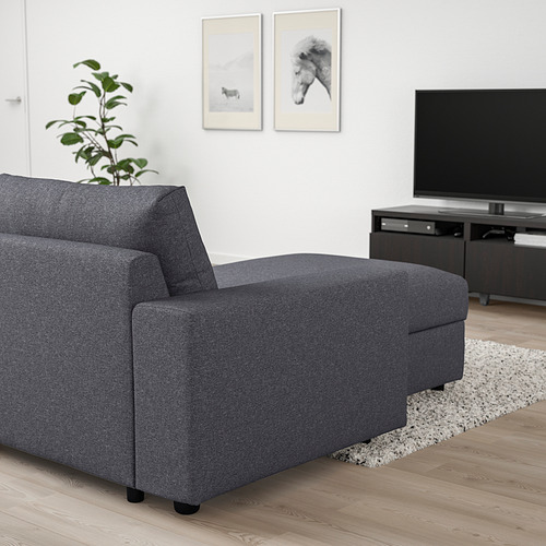 Sofá VIMLE en color gris con tumbona adjunta. Diseño moderno y minimalista. Grande, cabe debajo de la televisión, con arte en la pared cerca.