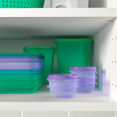 Estante de cocina con recipientes de alimentos coloridos apilados y tapas para un almacenamiento organizado.