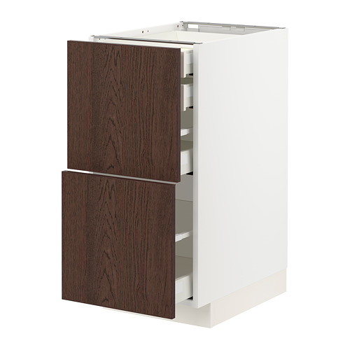 Un mueble de cocina METOD blanco con frentes de cajones sinarp marrón oscuro. Dispone de múltiples cajones de forma rectangular.