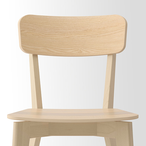 Silla moderna de madera clara con respaldo y asiento curvos, líneas limpias, diseño robusto y minimalista.