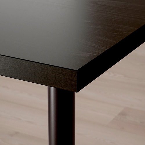 Tablero negro con bordes redondeados y pata metálica. Diseño moderno y elegante.