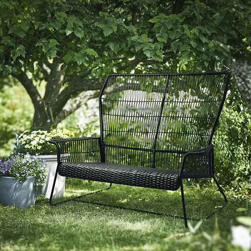 Sofá de dos plazas de jardín negro TALLSKÄR, diseño moderno de mimbre con comodidad. Pequeño, cabe debajo de un árbol grande.