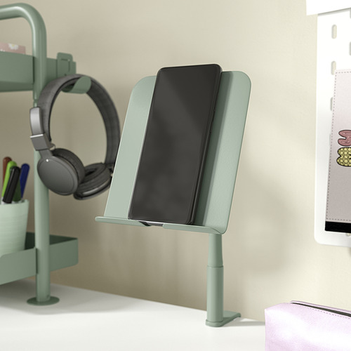 El soporte verde para tableta RELATERA sostiene el dispositivo en posición vertical sobre el escritorio, perfecto para trabajar o estudiar, con superficie antideslizante.