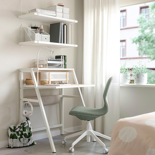 Oficina en casa con escritorio blanco MITTPLAN, silla verde, estantes y vista a la ventana.