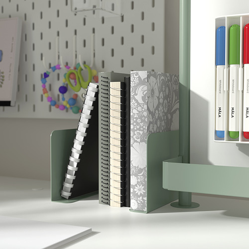 Organizador de escritorio de oficina, RELATERA, verde salvia, base de acero, sostiene libros y suministros, fondo de tablero perforado.