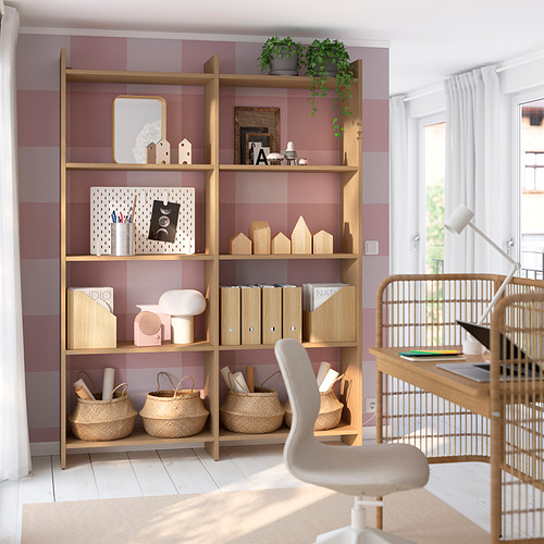 Oficina en casa moderna: estanterías LÅDMAKARE rosas y de madera con cestas, libros y plantas. El diseño ligero y aireado se adapta bien a la habitación.