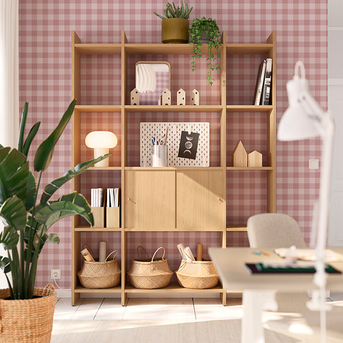 Unidad de almacenamiento lådda de madera con estantes y armarios contra la pared a cuadros, que contiene plantas, libros y decoración.