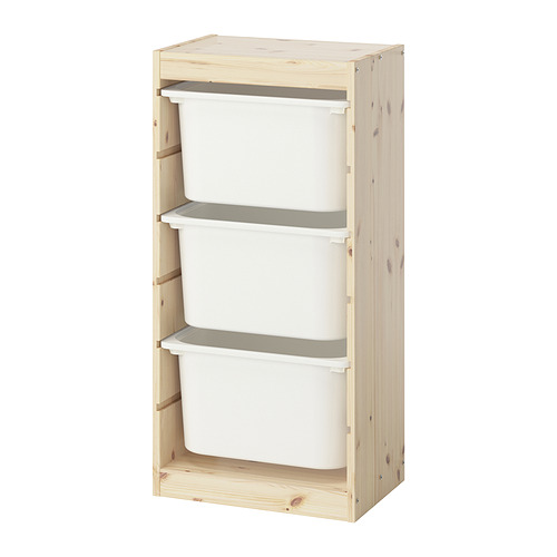 Un mueble de almacenamiento TROFAST de ikea con cubos de plástico blanco en un marco de madera ligera.