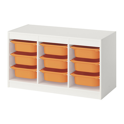 Un mueble de almacenaje TROFAST con marco blanco y cajas naranjas.