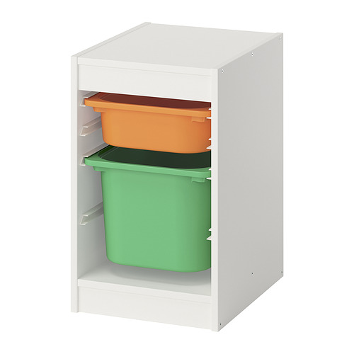 Un mueble de almacenaje TROFAST de ikea con marco blanco, que contiene dos cubos de plástico: uno verde y otro naranja.