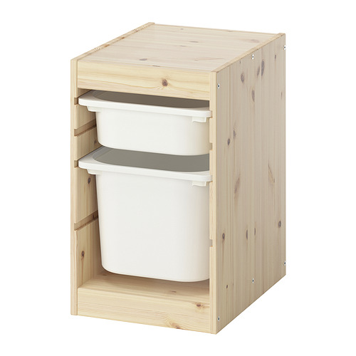Mueble de almacenaje de madera clara TROFAST con cubos blancos para los juguetes de los niños.