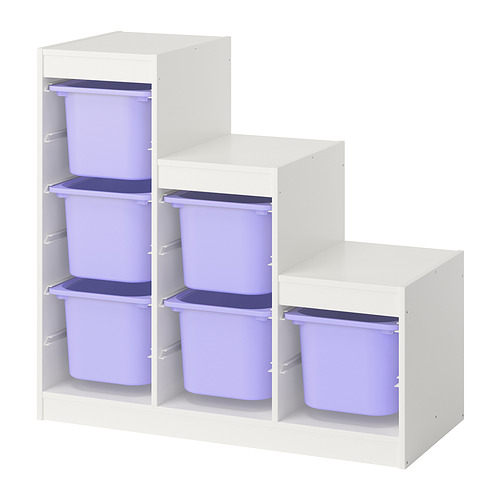 Un mueble de almacenaje infantil TROFAST blanco con cajas moradas.