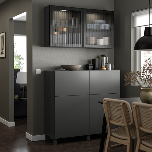 Cocina moderna Armarios grises LAPPVIKEN con un diseño elegante y sencillo. Los armarios tienen puertas de cristal y sillas de madera cerca.