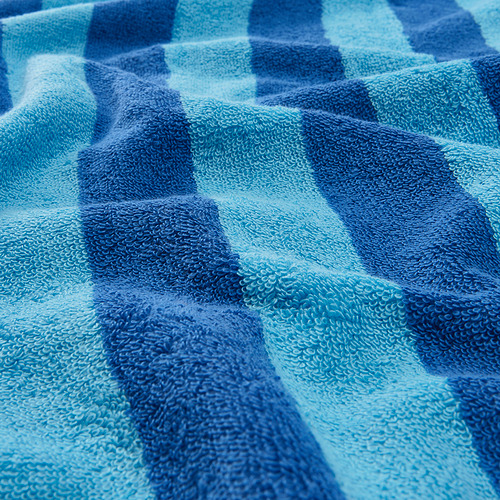 Primer plano de toallas azules a rayas, suaves, absorbentes, 100% algodón.