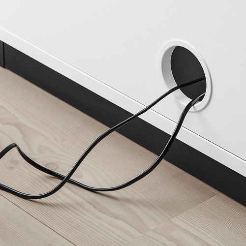 Primer plano de una unidad de almacenamiento GALANT con gestión de cables; cordón negro organizado a través del orificio.