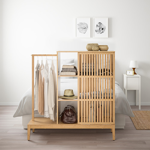 Armario NORDKISA de madera natural junto a la cama, estantes, barra para colgar, funcional y elegante.