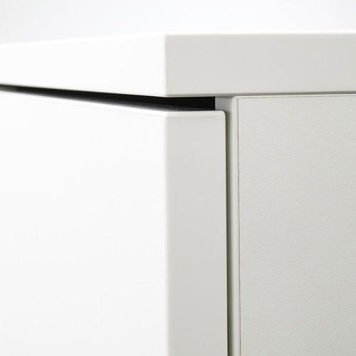 Un primer plano de un elegante mueble de almacenamiento blanco y moderno con líneas limpias y bordes suaves, que muestra materiales de alta calidad y una artesanía precisa.